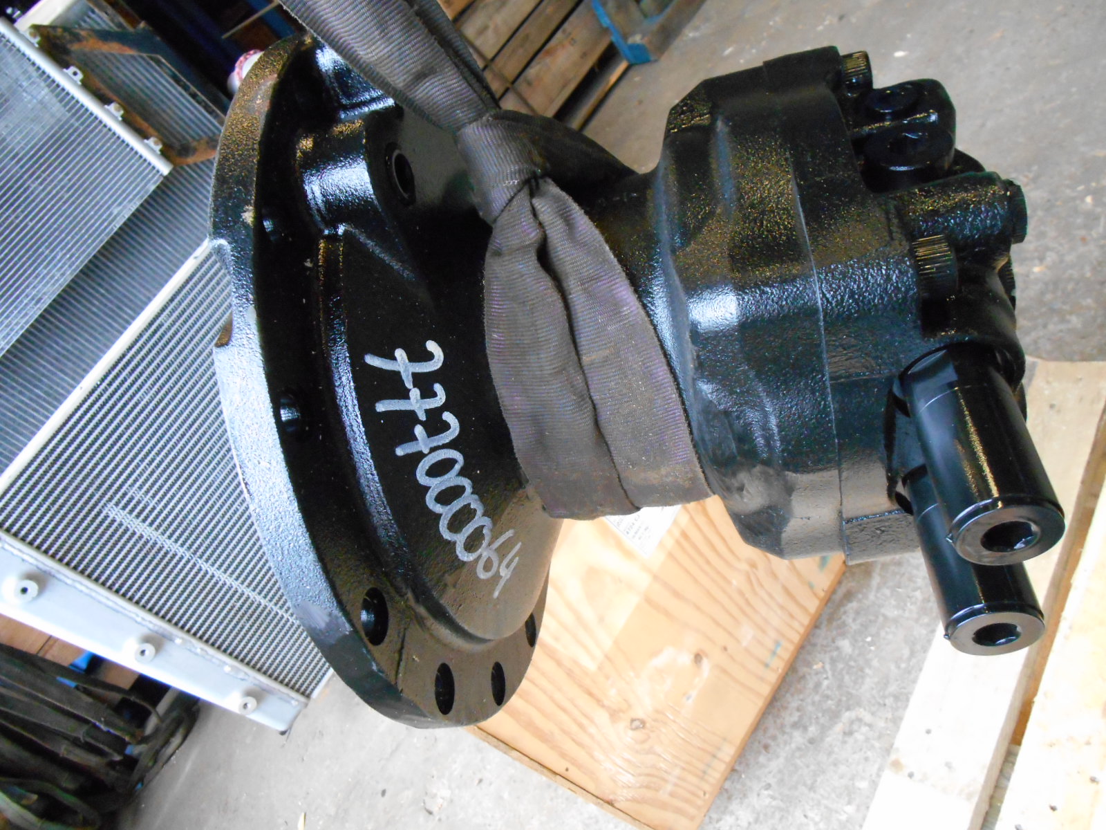 New Holland - YF15V00006F1, артикул: 777000064 
